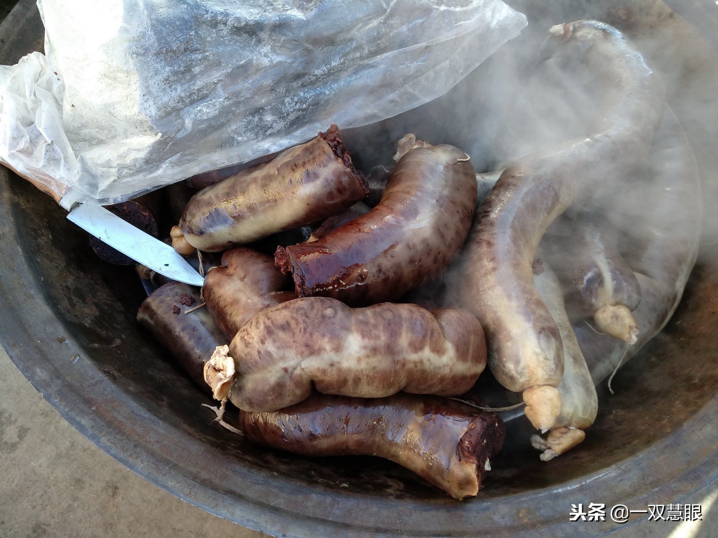 猪血肠杀猪菜那是北方人的最爱，杀猪菜猪血肠的制作过程很复杂的