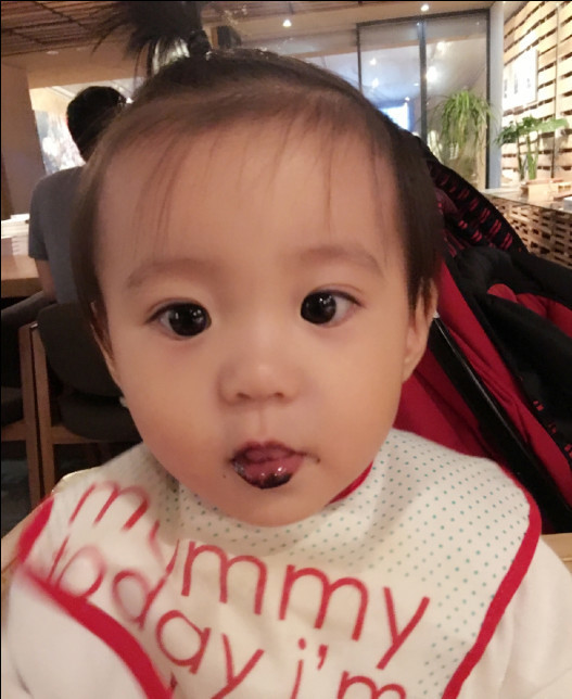 賈靜雯曬女兒近照，咘咘變化大，弱視戴眼鏡依然超萌超可愛