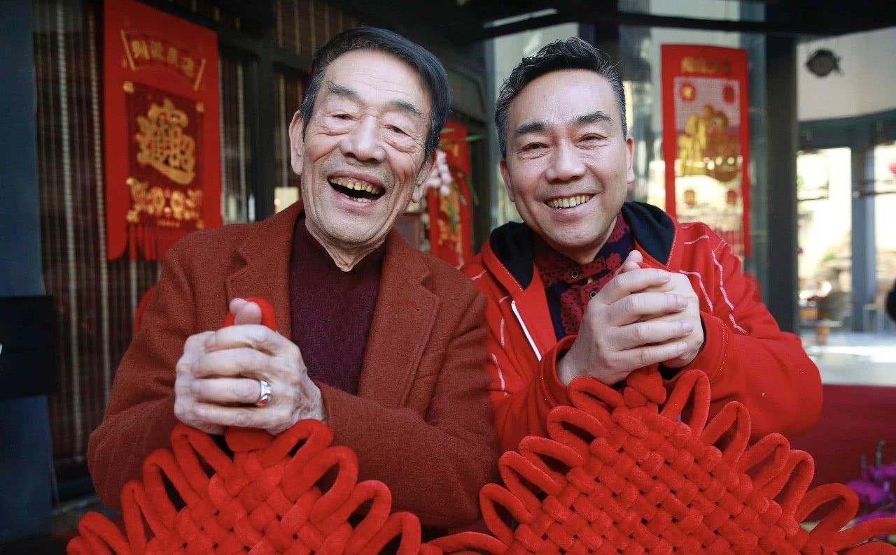 他没有正式师承，但相声表演令侯耀文师胜杰折服，也受郭德纲认可
