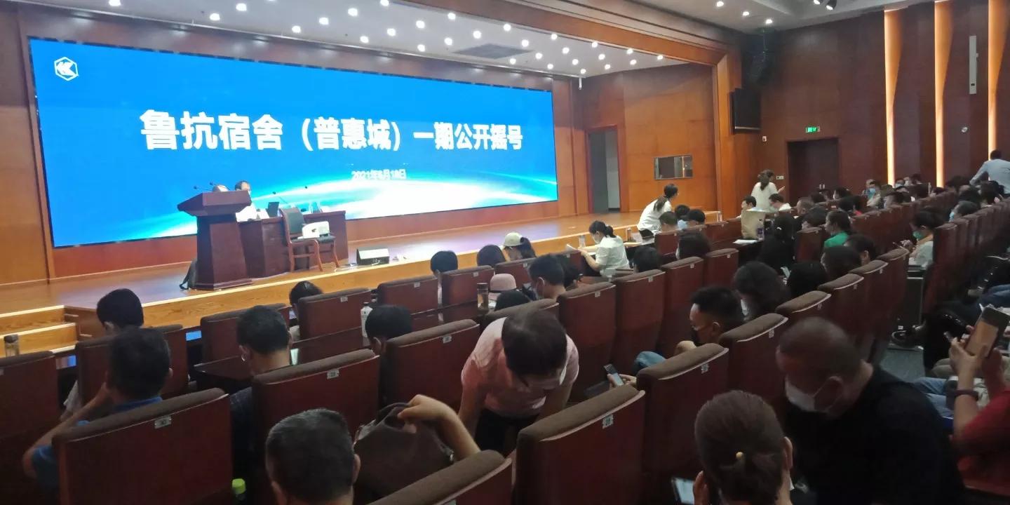 鲁抗医药再一次震撼了济宁西郊。老厂区的百米烟囱爆破了