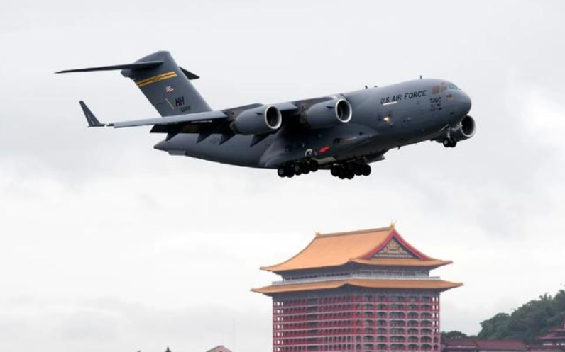 C-17降落台灣的背後，美軍出動數架軍機掩護，電子戰系統全開