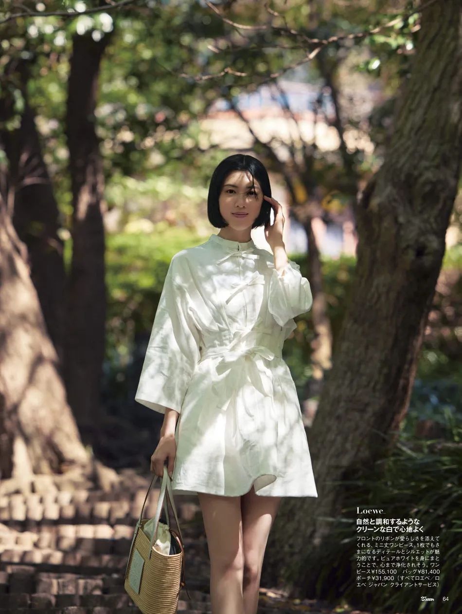 日本女星三吉彩花拍香车写真 惊艳的身材性感迷人图片
