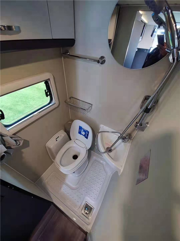 宇通C520福特T型房车，国六汽油排放2.67米无惧限高