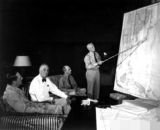 美军二战太平洋战场两位战区司令官，尼米兹和