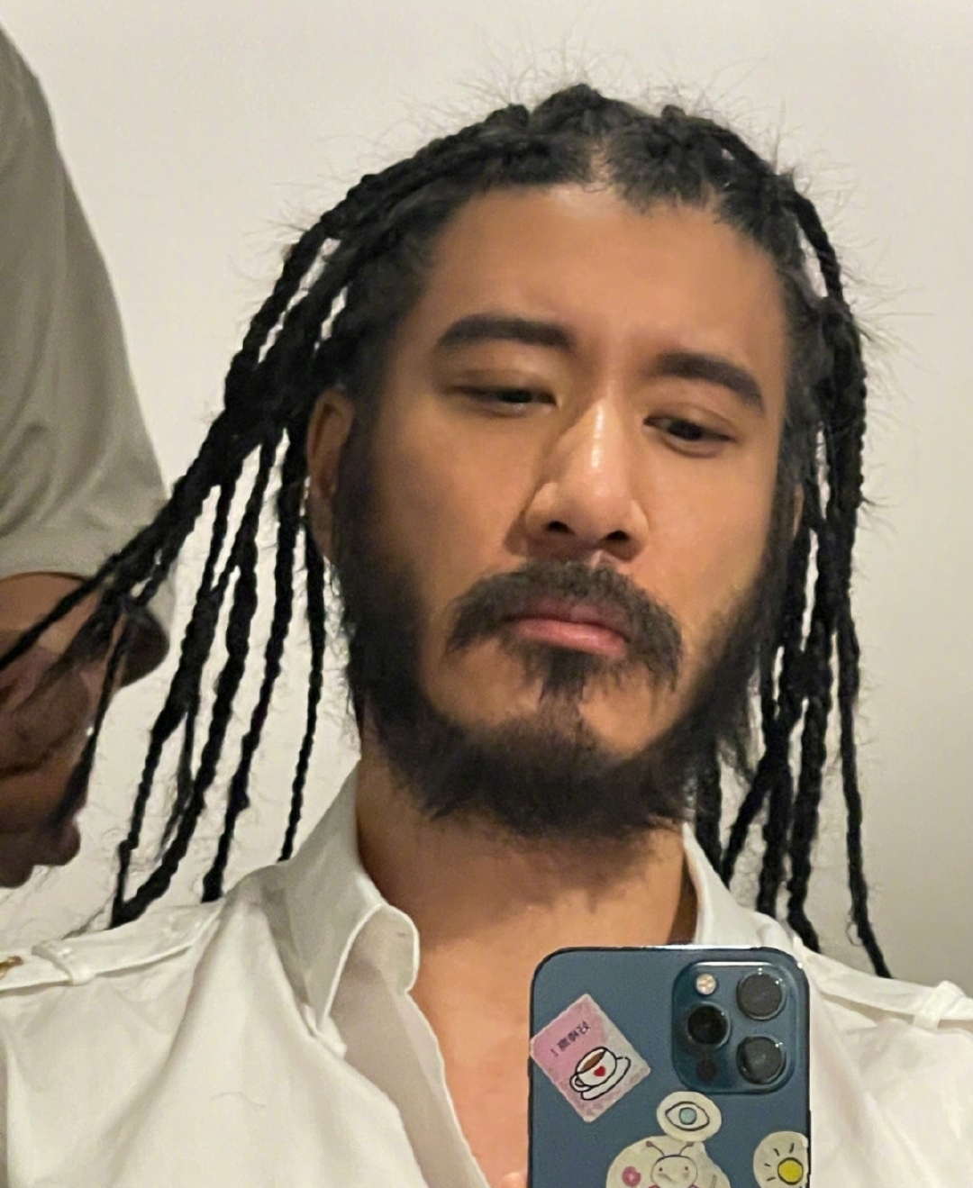 45岁王力宏生日晒照变样！满脸胡须看不见嘴巴，扎辫子长发到肩膀