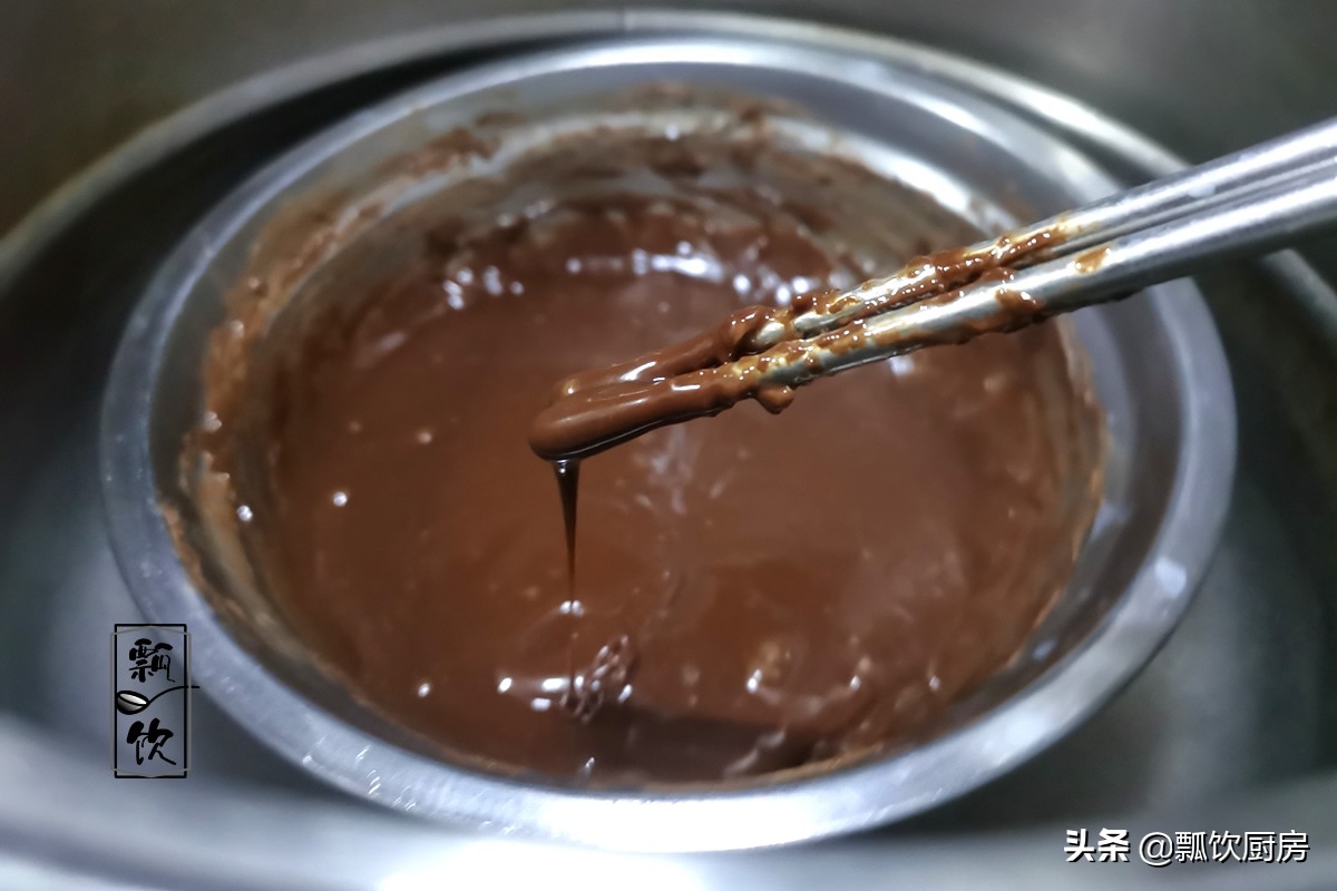 孩子爱吃甜甜圈，一斤面粉炸一堆，巧克力融化后一蘸，和买的一样