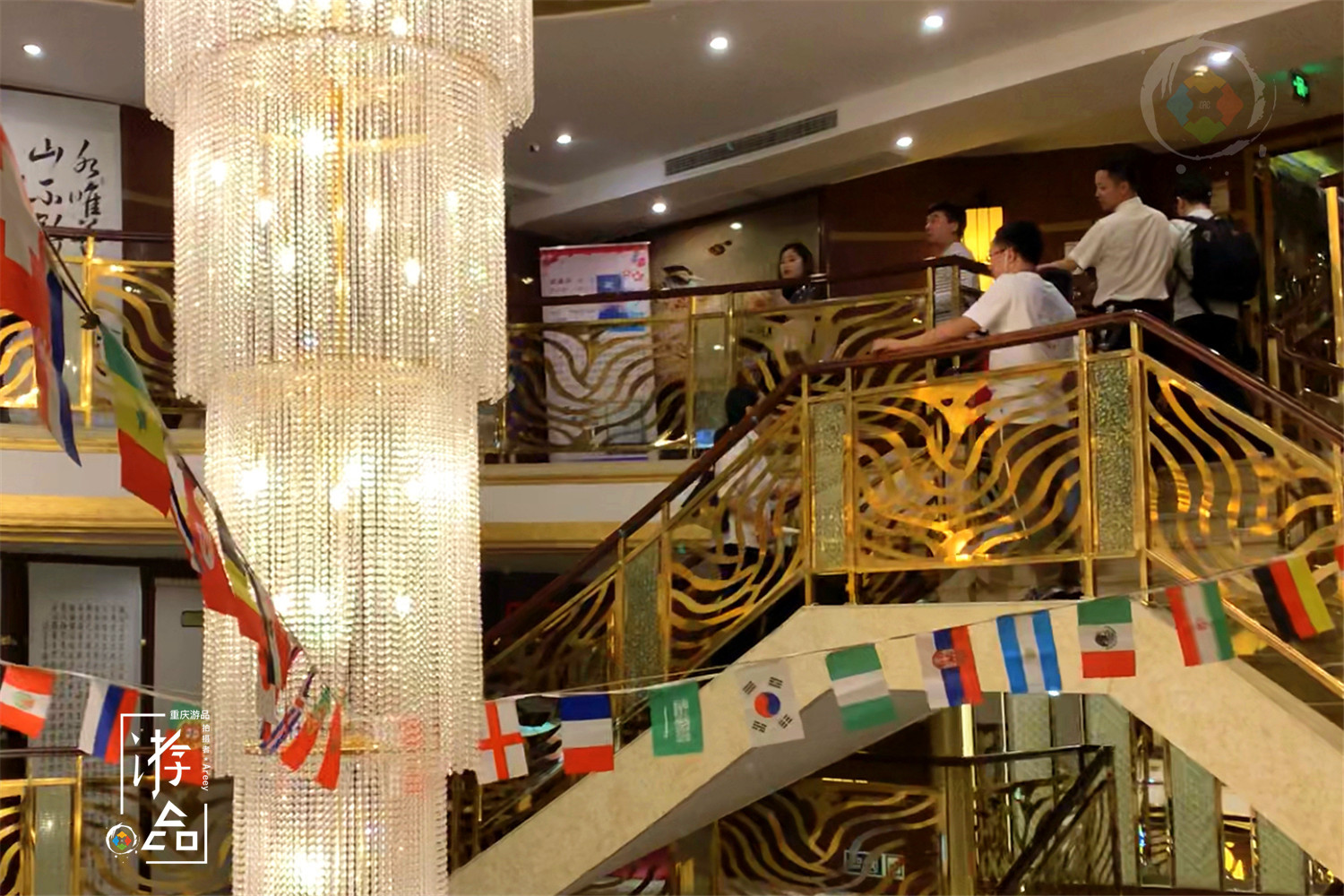 重庆黄金游轮有多豪华？内部一片金碧辉煌，高级自助餐随便吃