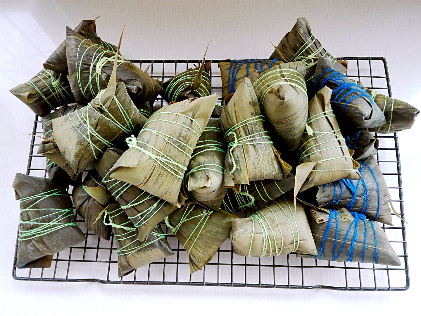 端午節，曬一下我家包粽子，多種包法，無任何添加劑，簡單又好吃