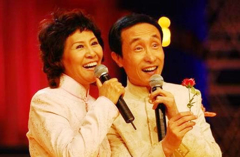 38岁在春晚一炮而红，被赵丽蓉收为干儿子，如今