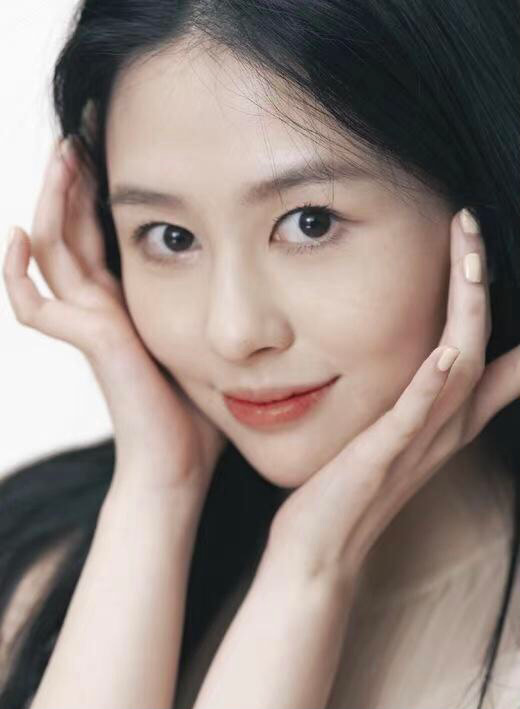 近照|邱淑贞女儿近照好美 21岁穿开衩旗袍秀筷子腿