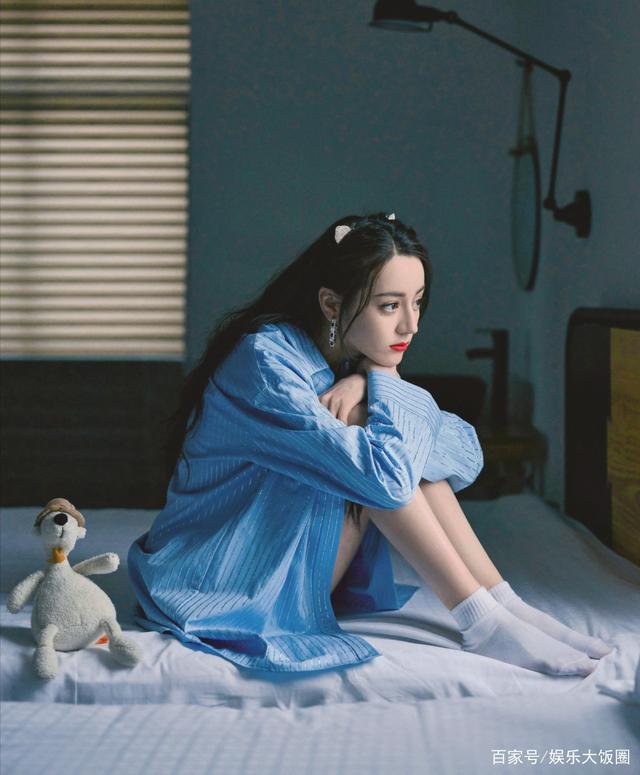 迪丽热巴镂空拼接上衣现身机场，竟然有人吐槽身材毁了