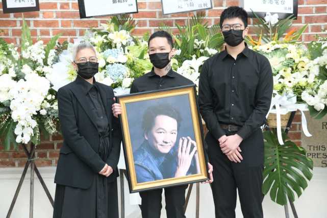 港媒曝周潤發在廖啟智出殯當天帶二人合照爬山，悼念至黃昏才回家