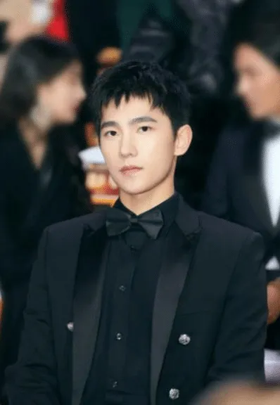 有种“端庄”叫杨洋，走红毯像踢正步，“坐如