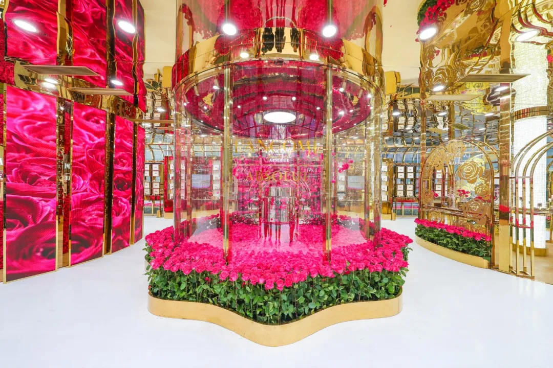 太绝了！南京这家商场把10000+朵玫瑰花海搬到了市中心