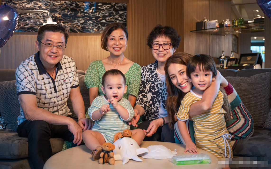 港姐陈凯琳晒家人合影，泳池嬉戏素颜皮肤白，儿子眼睛超大像葡萄