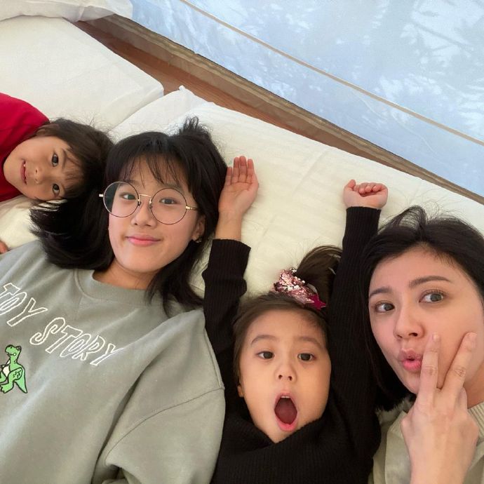 賈靜雯帶全家出遊，大女兒長相太像前夫孫志浩，卻與繼父感情親密