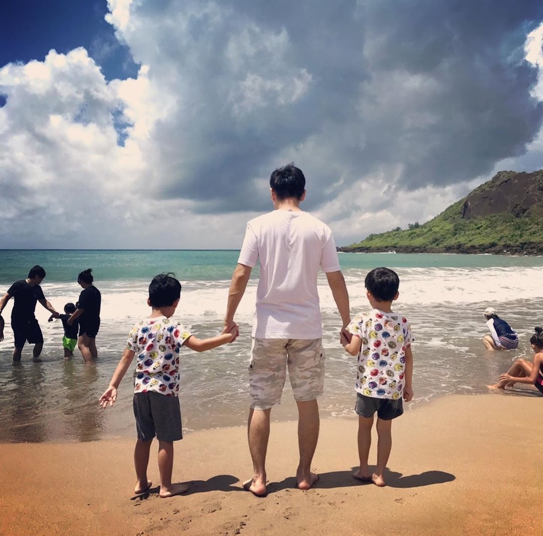 陈若仪带双胞胎儿子逛超市，双子星自己推车，帮妈妈提袋子超懂事