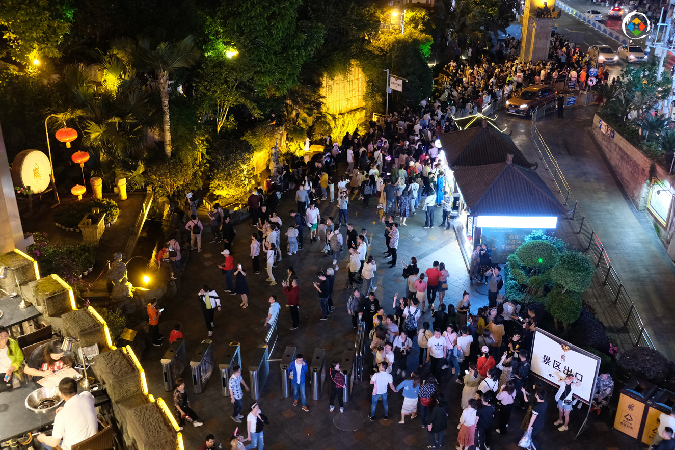 重庆洪崖洞开始形象包装，2个月没有外墙灯饰，游客还会去吗？