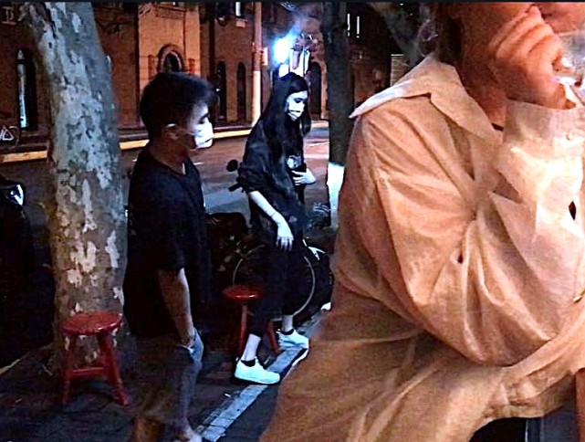 窦骁带何超莲回西安见家长，欣赏长恨歌，动作笑容一致太有夫妻相