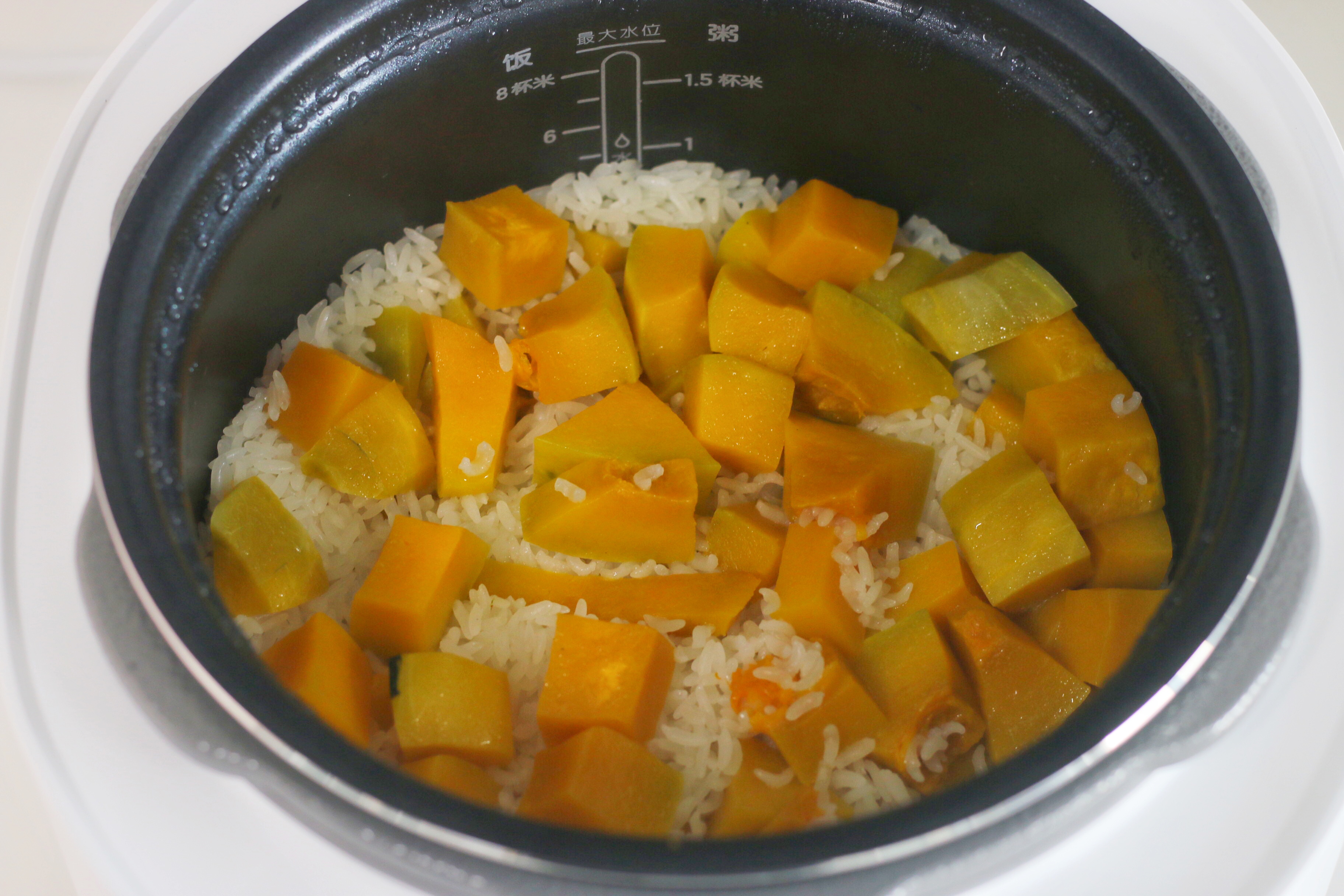 用南瓜燜了一鍋飯，沒炒菜，孩子吃得有滋有味，秋天就愛這麼吃