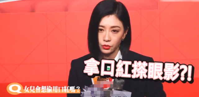 贾静雯4岁女儿波妞给妈妈做礼物，并嘟嘴献吻，颜值解封越长越美