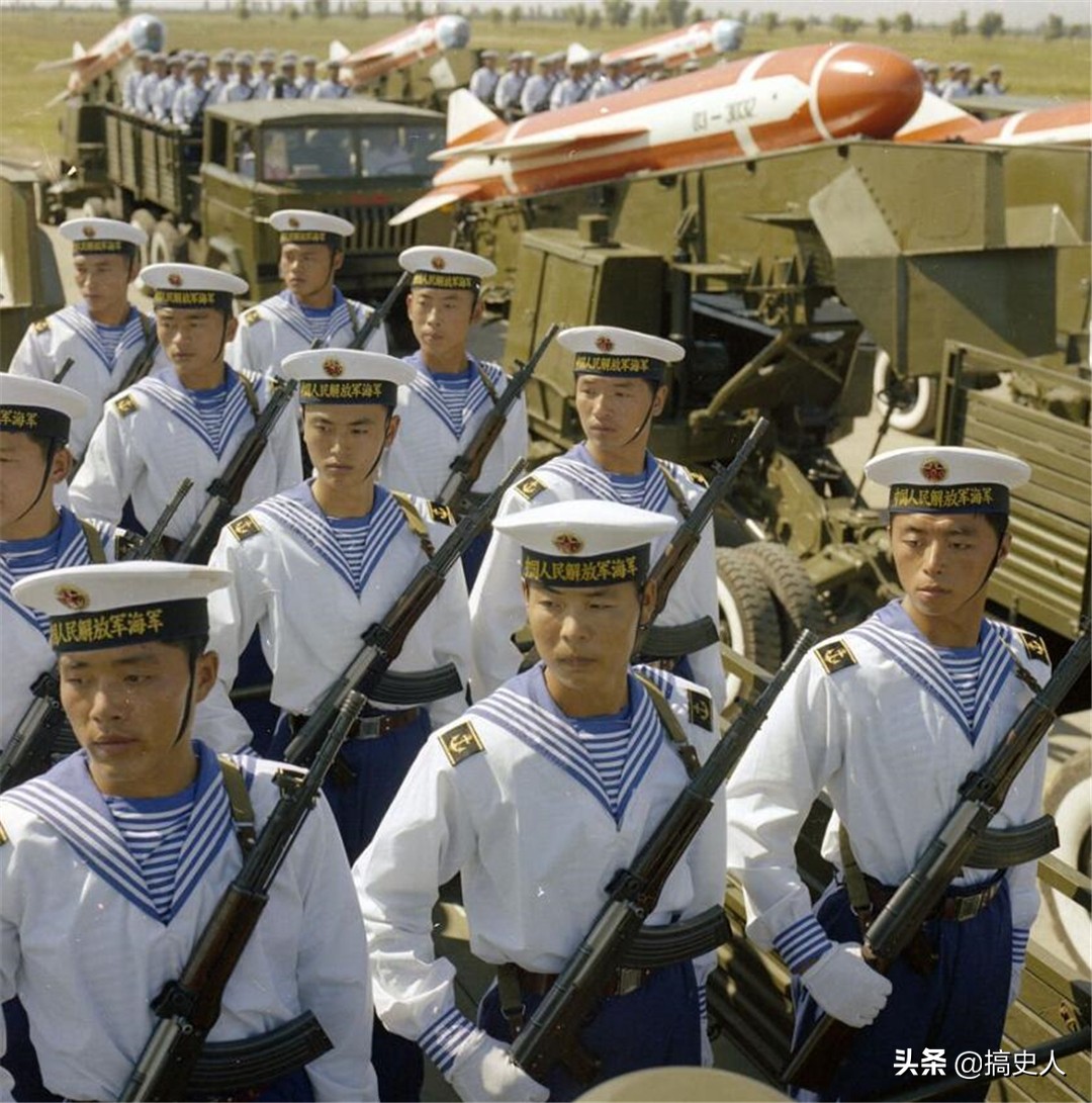1984年国庆阅兵现场：告别一架飞机循环飞过天安门两次的年代！