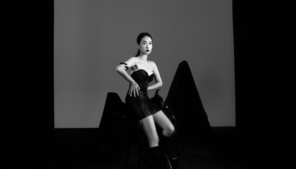 宋茜现在真是时尚一姐，把“内衬”当礼服，看