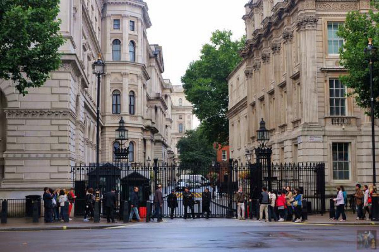 禍不單行！ 英國傳來4個壞消息，倫敦爆發遊行、約翰遜被“逼宮”