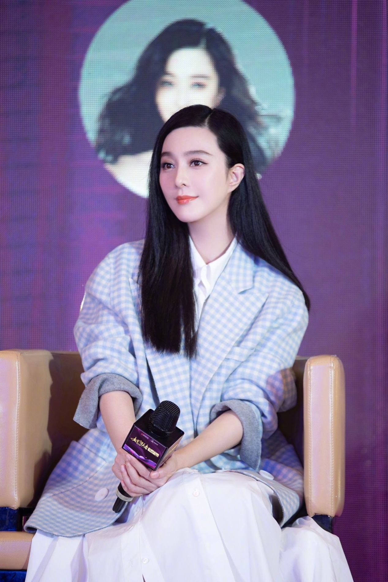 奔四的女人别再大衣配打底裤了，学学范冰冰这