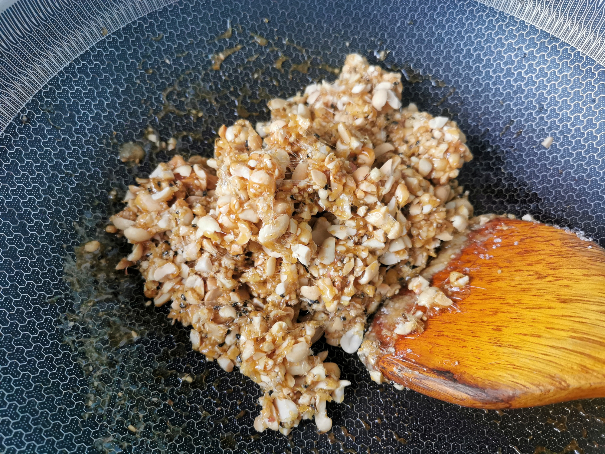 無水無油做花生酥糖，復刻童年美味，學會熬糖漿，酥脆香甜不粘牙