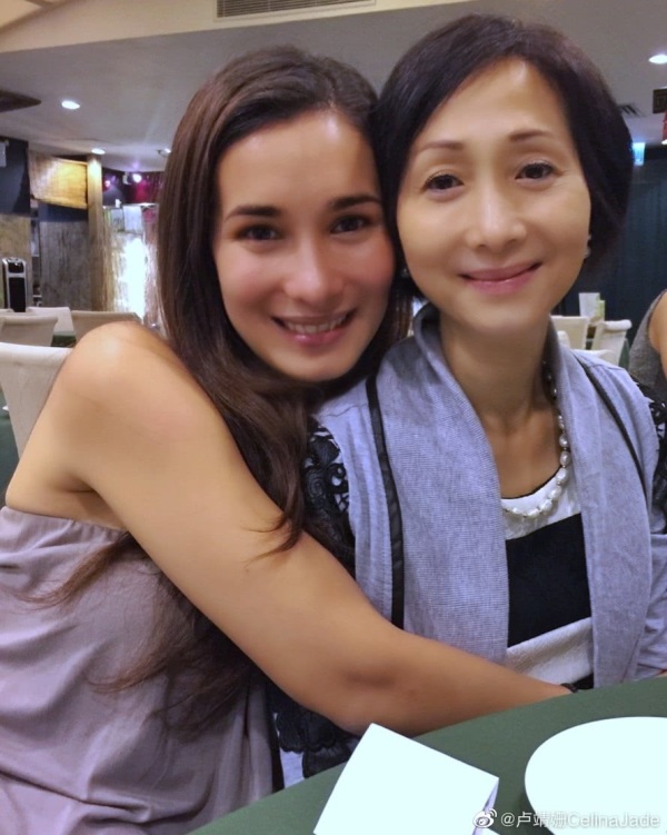 韩庚母亲节晒妈妈温馨有爱，卢靖姗和婆婆互动亲如母女