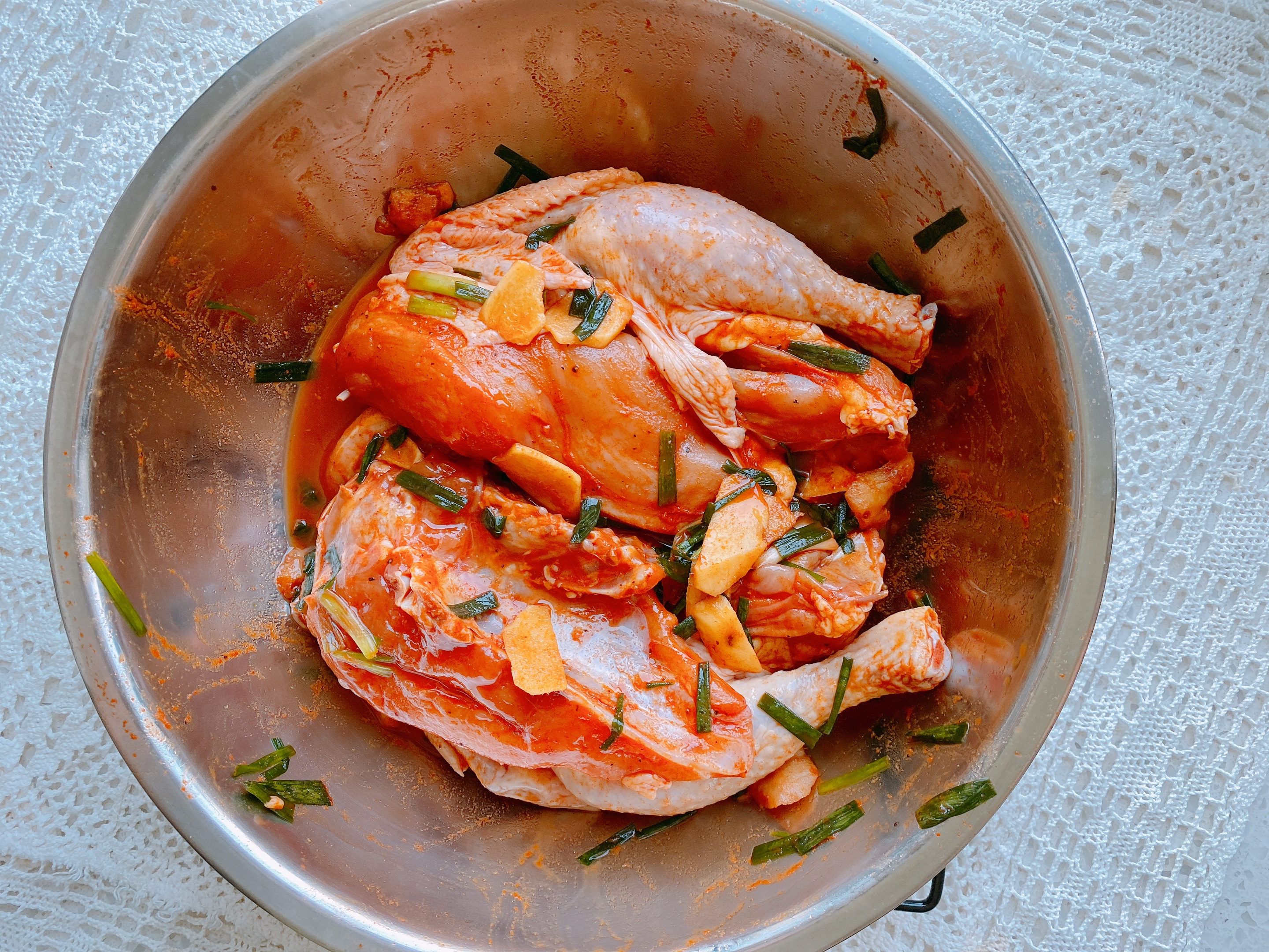 最简单的烤鸡，家里有烤箱的要试试，1个重点，皮酥肉嫩还爆汁