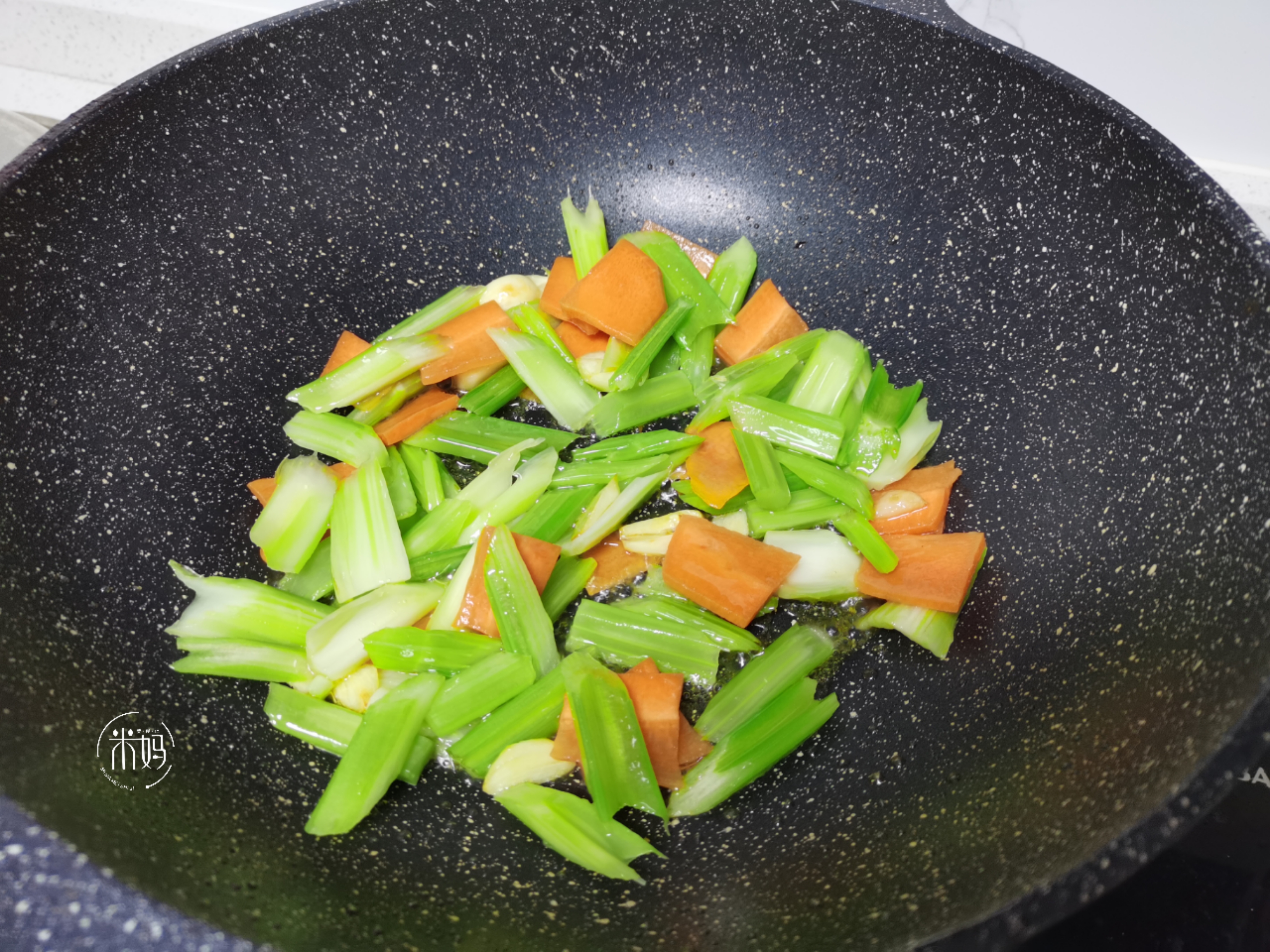 图片[8]-西芹炒木耳做法步骤图 轻松解决香嫩又好吃-起舞食谱网