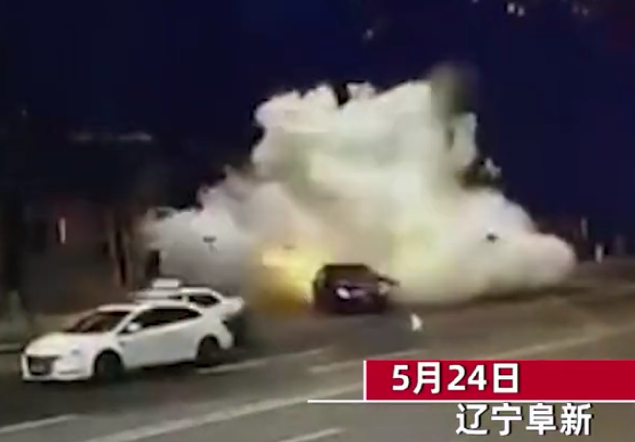 辽宁一电瓶车当街爆炸，驾驶人当场死亡，相邻轿车受损坏，车内的5人受伤