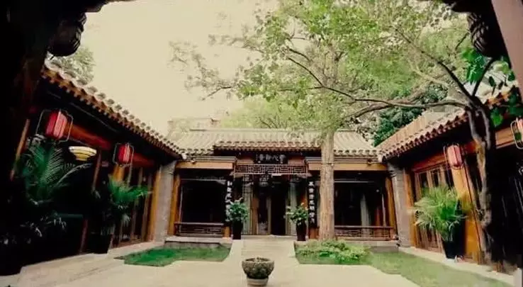 王刚北京四合院曝光,摆300年黄花梨桌子,网友:现实版和珅