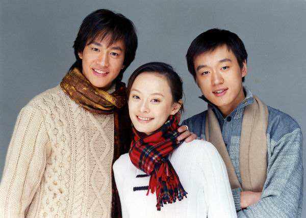 41岁佟大为晒全家照，儿子稳居C位遭吐槽，网友