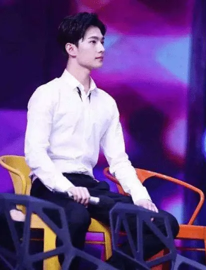 有种“端庄”叫杨洋，走红毯像踢正步，“坐如