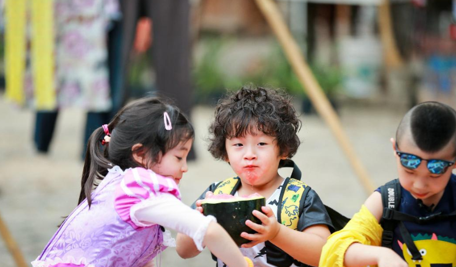 有种开脱式长大叫邹市明儿子，儿时呆萌可爱，