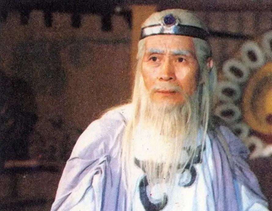 蓝天野荣获七一勋章，蓝盈莹转发祝贺，网友追问：是你爷爷吗？