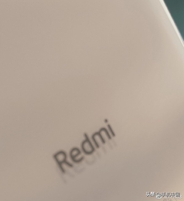 卢伟冰曝Redmi新机 难道说是网爆的百瓦快速充电型号？
