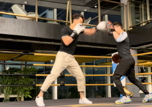 吴尊打篮球受伤，晒腿部针灸照自侃英雄变狗熊，看着害怕又心疼