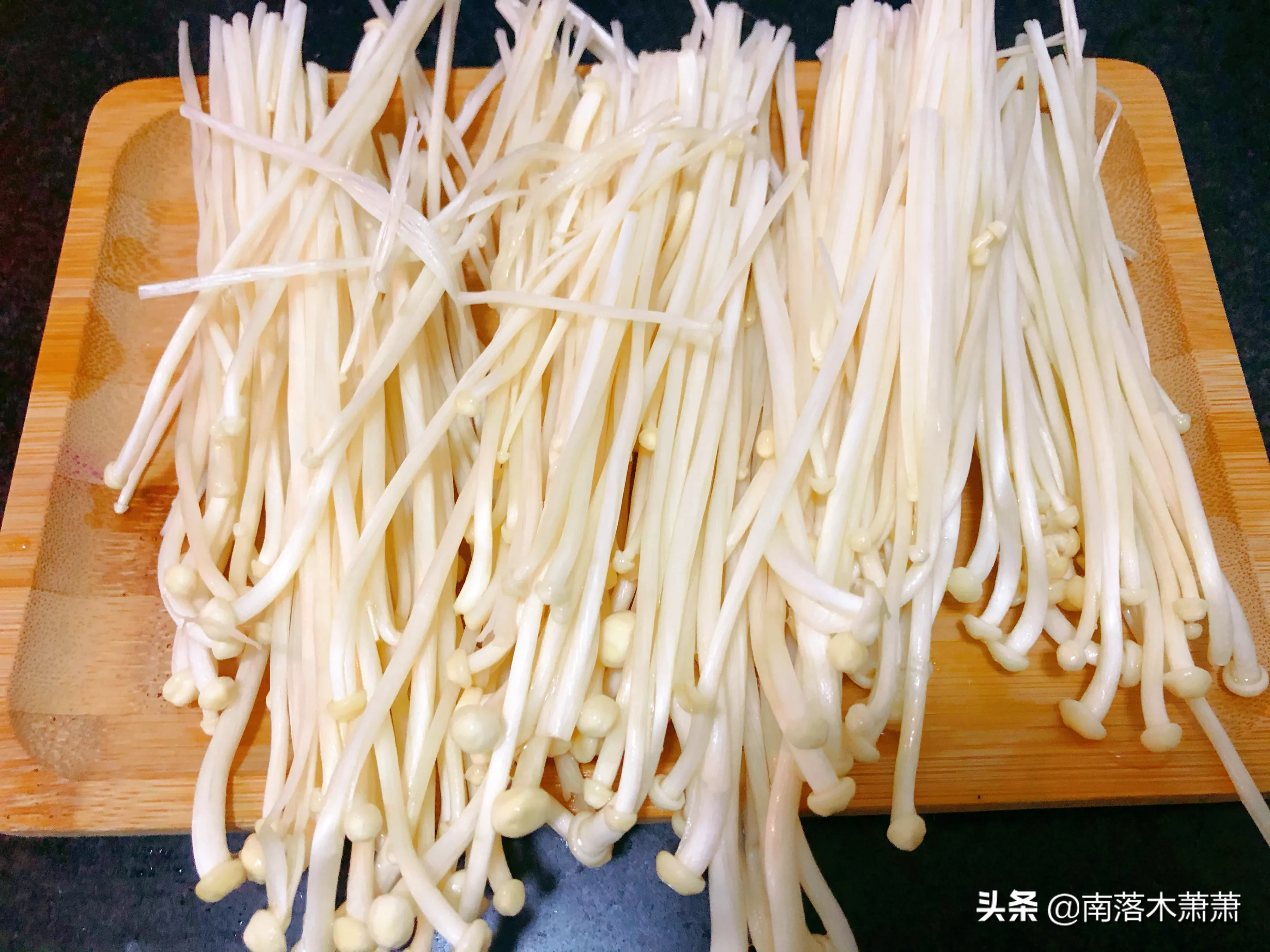 Enoki mushroom and dried tofu are a hundred times more delicious than fried and grilled, especially the thick sauce