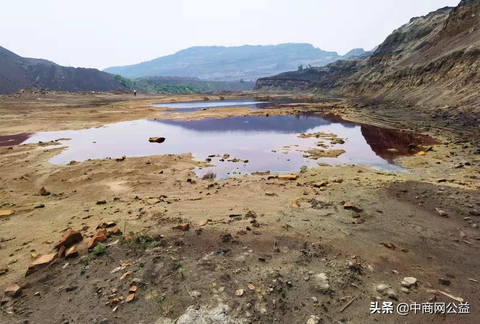 山西阳泉小沟废弃煤矿惊现强酸湖