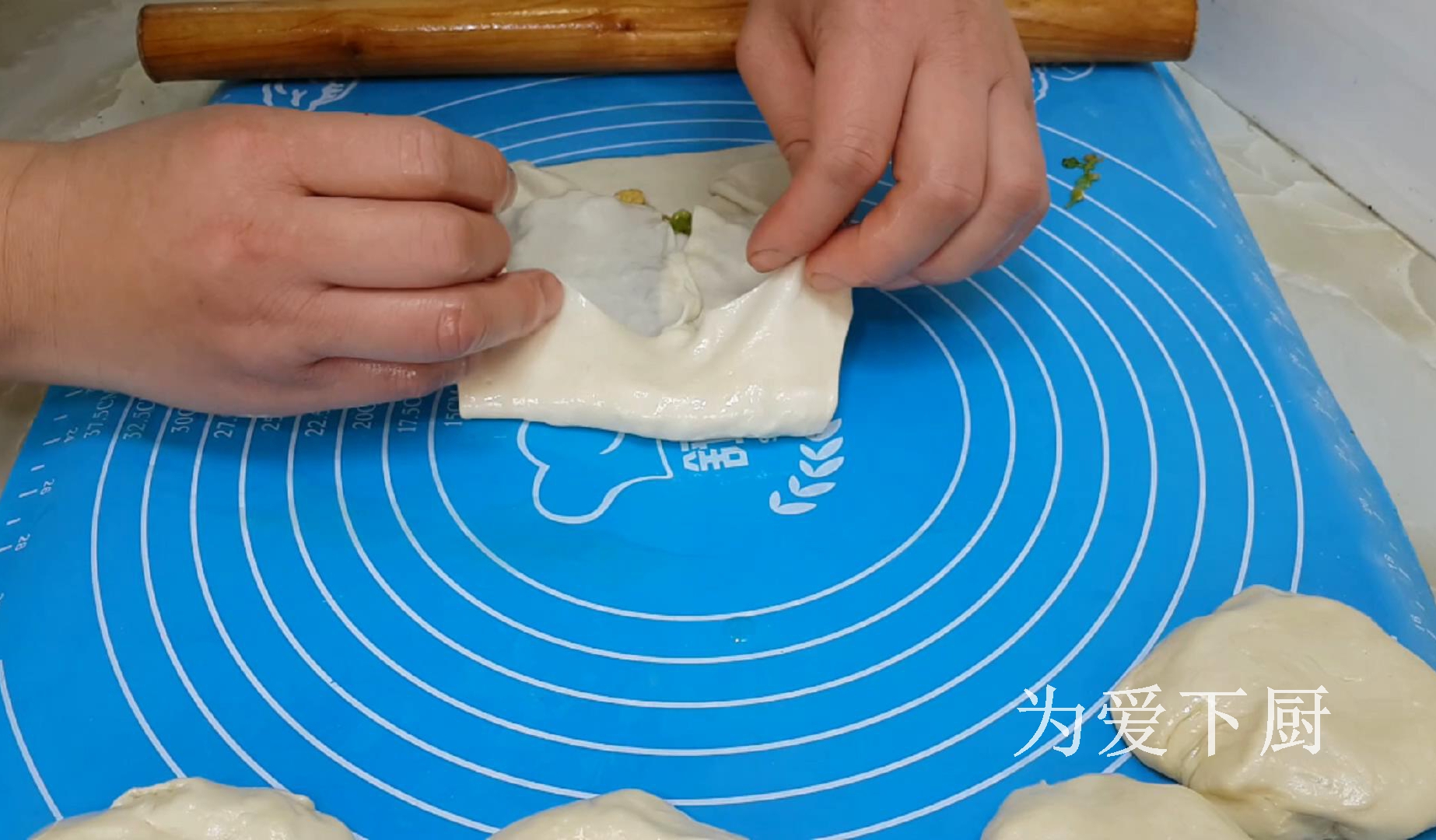 冬天白菜別燉著吃了，鍋裡烙一烙，比包子餃子還香，真的非常好吃