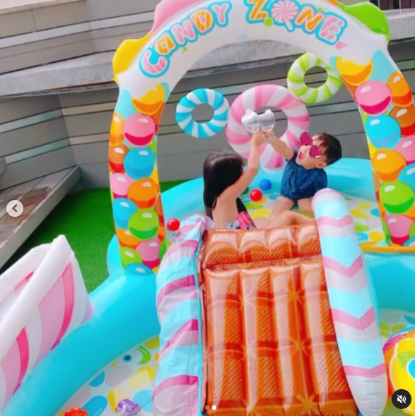 昆凌晒老公教女儿弹钢琴，周董打趣学费很贵，父女四手联弹超有爱