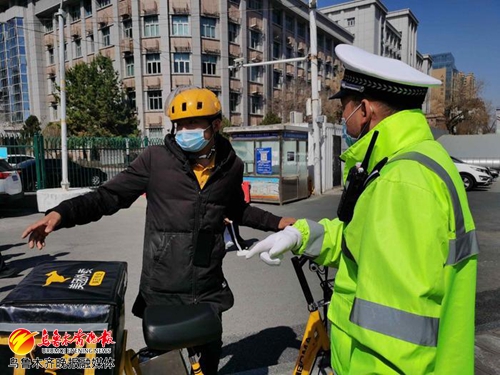 乌鲁木齐交警整治电单车交通违法行为