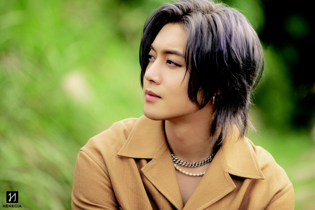 5日所属公司通过sns公开了金贤重回归的消息,并公开了新的形象.