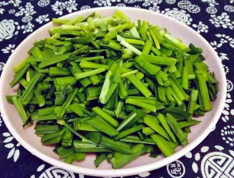 图片[2]-炒韭菜时 调料直接撒在锅里不对 加上1个步骤 韭菜鲜嫩不发黄-起舞食谱网