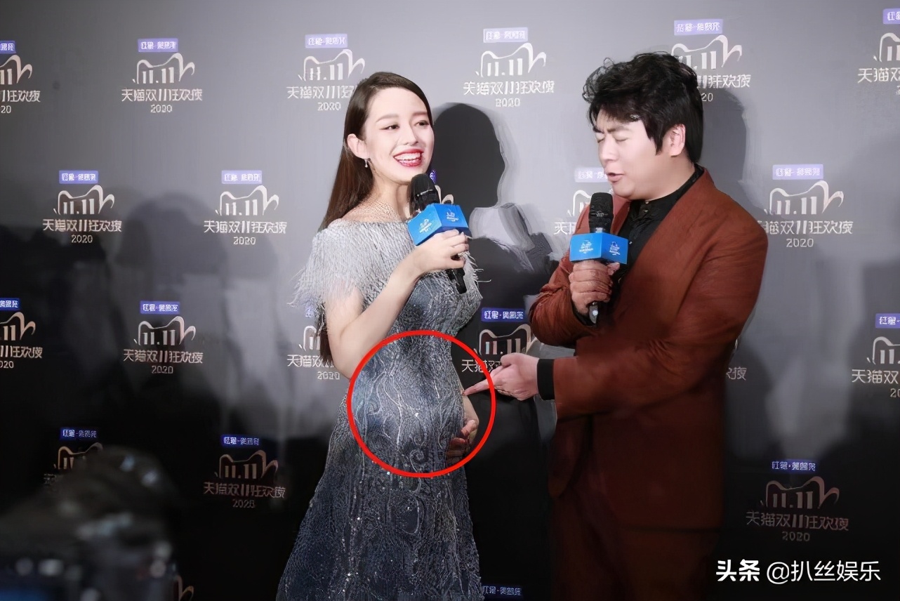 吉娜也很自然给了个侧身,就可以看出来,肚子明显大了!