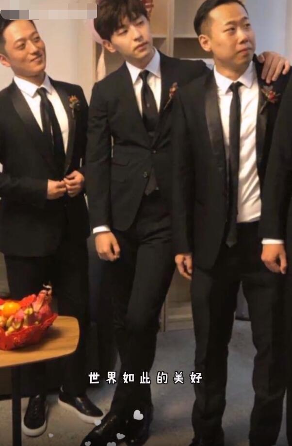 邓伦又当伴郎！穿帅气西装提礼物一路小跑，戴清宫头饰被伴娘捉弄